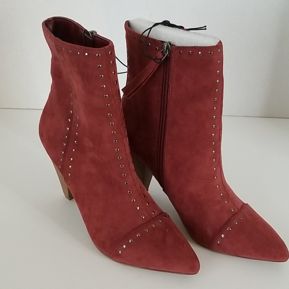 Universal thread booties size 7